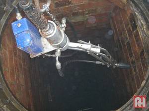 TSSR, 25 m tiefer Schacht in London vor der Reinigung, Kanalrenovierung, Schachtsanierung
